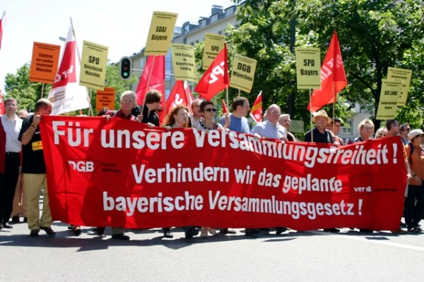 Unsere Versammlungsfreiheit: Wie hat das Bundesverfassungsgericht entschieden?