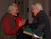 Klaus Waterstradt (HU Lübeck) gratuliert dem Preisträger
