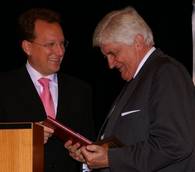 Fredrik Roggan (HU, stellv. Bundesvorsitzender) überreicht die Festschrift an Herrn Hirsch